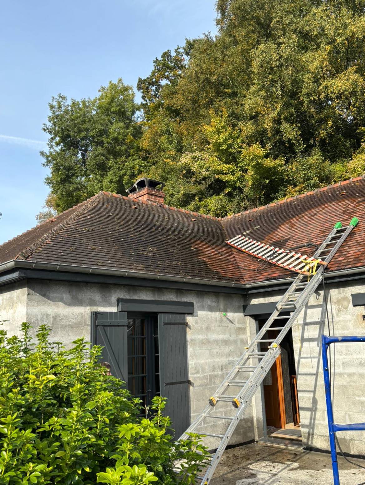 Artisan pour nettoyage des toitures secteur Le Havre 76 et ses alentours : tuiles et ardoises