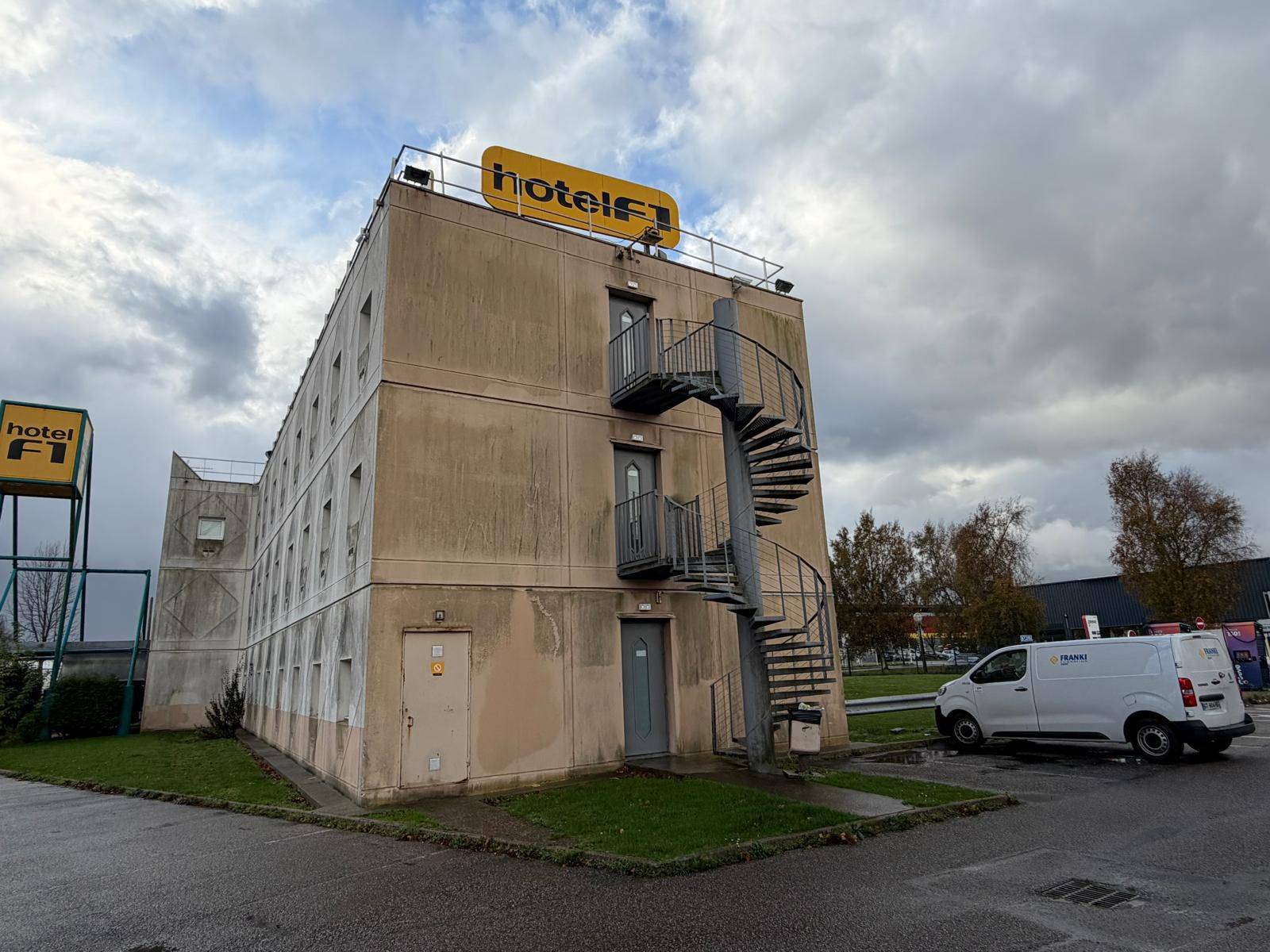 Votre entreprise de nettoyage DRM CLEAN House opte pour un nettoyage UNIQUE en NORMANDIE : Le nettoyage à la vapeur avec hydrofuge de l'HÔTEL F1 à Gonfreville-L'Orcher. Un avant/après impressionnant