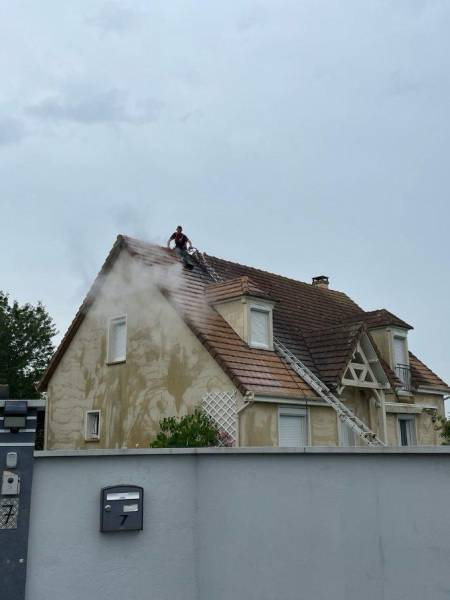 Professionnels spécialistes du nettoyage des toitures : La vapeur, une alternative au nettoyage traditionnel, plus efficace qui élimine jusqu'à 99% des salissures et désinfecte