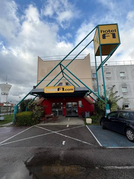 Votre entreprise de nettoyage DRM CLEAN House opte pour un nettoyage UNIQUE en NORMANDIE : Le nettoyage à la vapeur avec hydrofuge de l'HÔTEL F1 à Gonfreville-L'Orcher. Un avant/après impressionnant