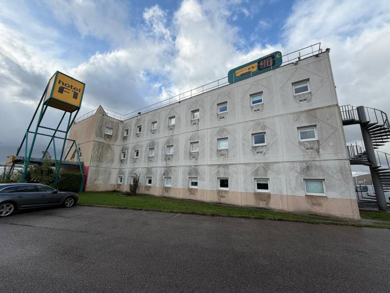 Votre entreprise de nettoyage DRM CLEAN House opte pour un nettoyage UNIQUE en NORMANDIE : Le nettoyage à la vapeur avec hydrofuge de l'HÔTEL F1 à Gonfreville-L'Orcher. Un avant/après impressionnant