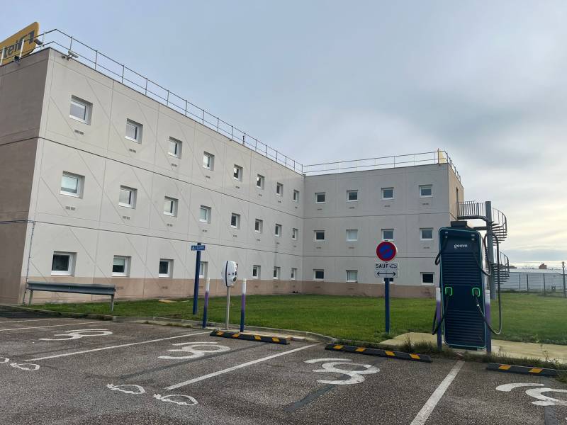 Votre entreprise de nettoyage DRM CLEAN House opte pour un nettoyage UNIQUE en NORMANDIE : Le nettoyage à la vapeur avec hydrofuge de l'HÔTEL F1 à Gonfreville-L'Orcher. Un avant/après impressionnant