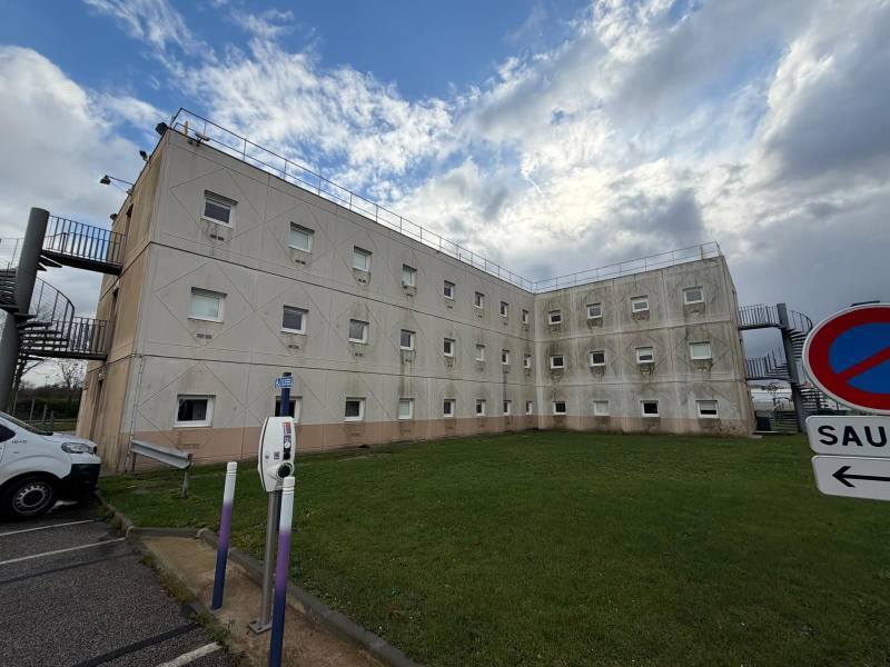 Votre entreprise de nettoyage DRM CLEAN House opte pour un nettoyage UNIQUE en NORMANDIE : Le nettoyage à la vapeur avec hydrofuge de l'HÔTEL F1 à Gonfreville-L'Orcher. Un avant/après impressionnant