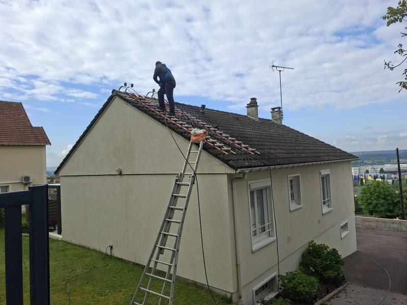 Entreprise spécialisée dans le nettoyage des toitures au Havre et ses alentours 76 : Technique naturelle, sans produits chimiques, résultats immédiats, hydrofuge protecteur
