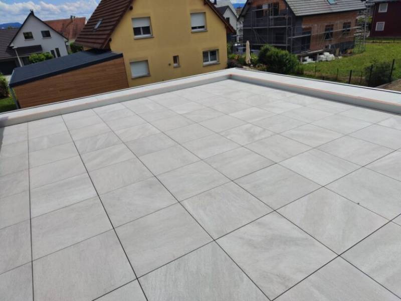 Entretien et nettoyage de toit plat et toit terrasse à Criquetot l'Esneval 76 : solution économique, écologique et respectueuse des surfaces